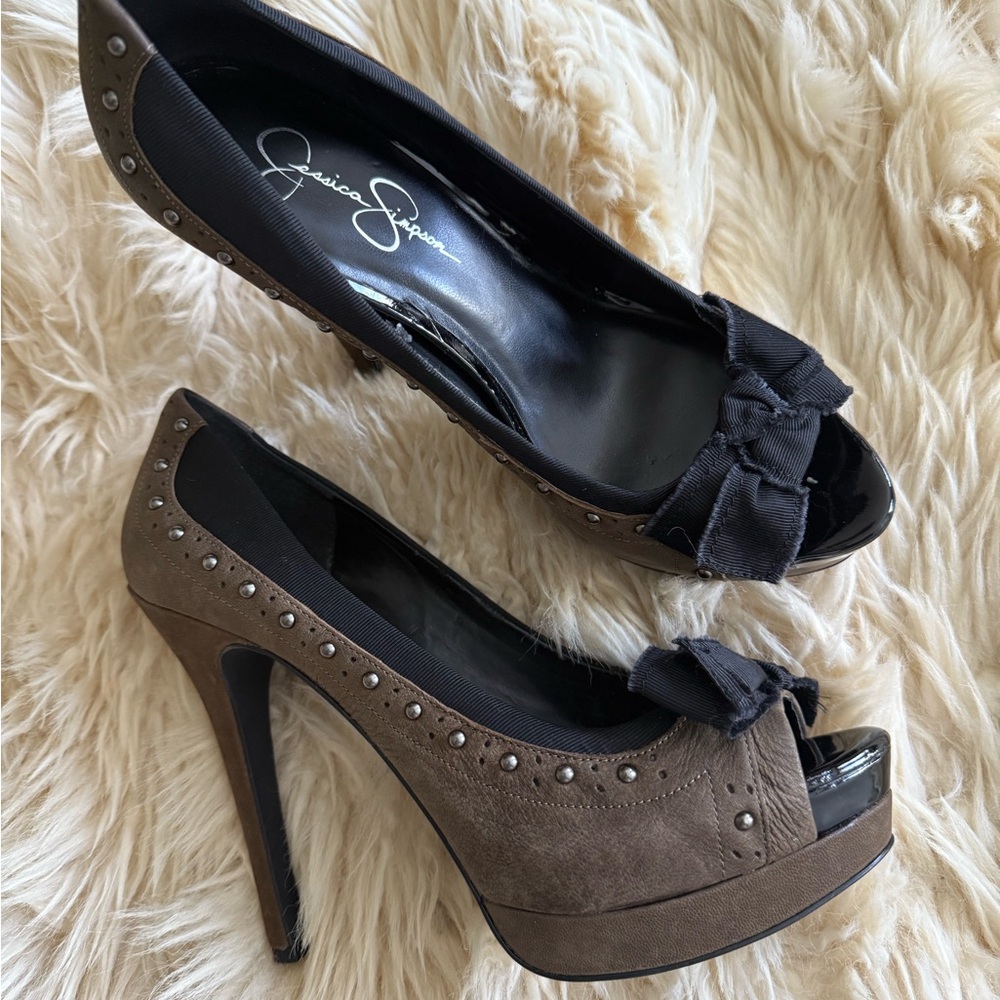 Jessica Simpson green suede peep-toe heel. Lightly worn, great condition.Size 10